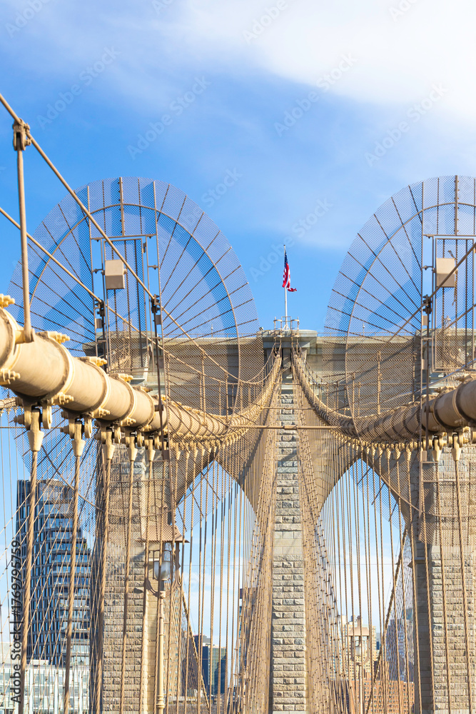 Obraz premium The pedestrian section of the Brooklyn Bridge in New York City is empty of people during the day.