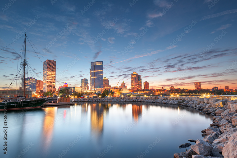 Naklejka premium Milwaukee, Wisconsin, USA Skyline on the Lake 613