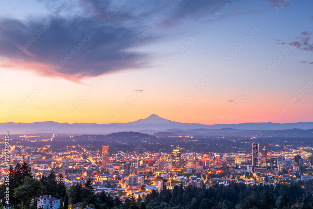 Obraz premium Portland, Oregon, USA skyline at dawn with Mt. Hood 607