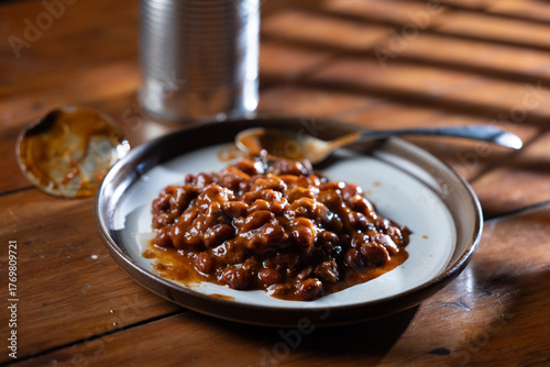 Tableau sur toile A can of chilly and a plate with chilly beans on it ready to be devoured