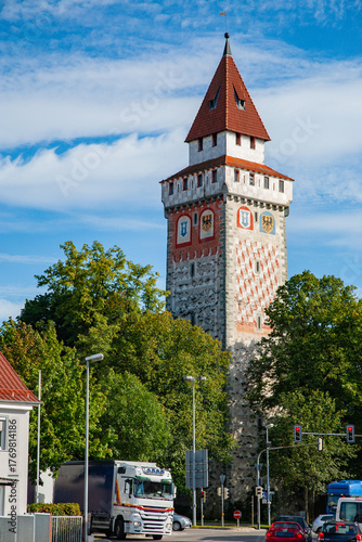 Historischer gemalter Turm in der Innenstadt von Ravensburg an der Stadtmauer  - Oberschwaben, Süddeutschland