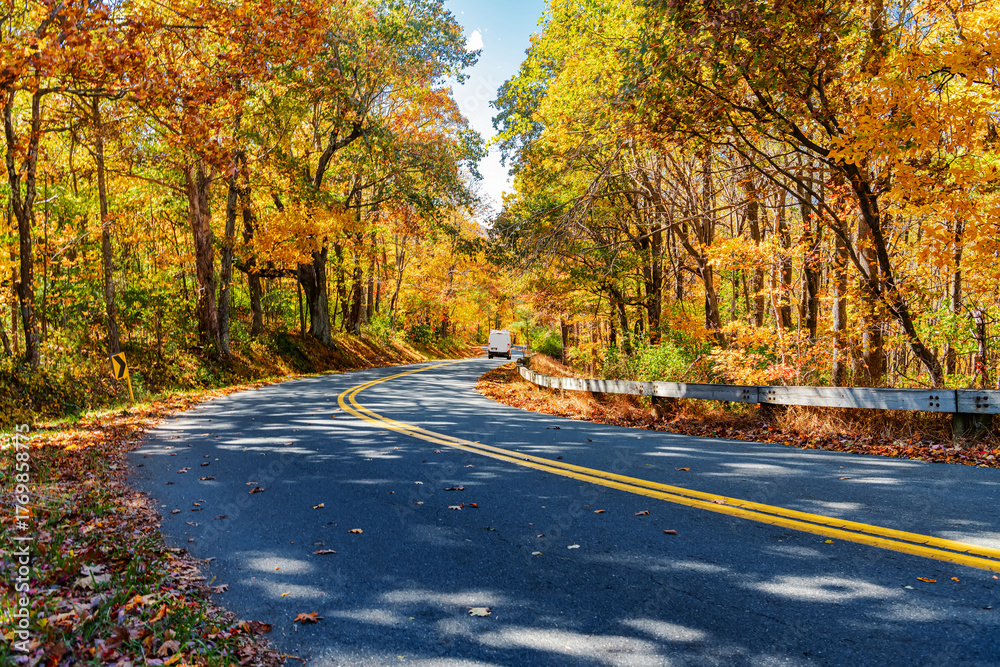 Obraz premium Scenic curved highway through forest in fall season along Blue Ridge Parkway