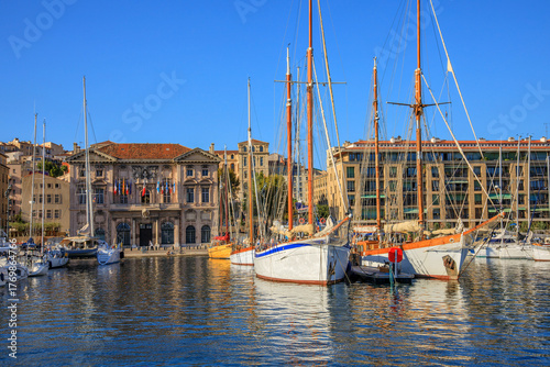 Voiliers dans le vieux port de Marseille