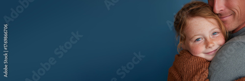 Uma criança  feliz sendo abraçanda  por seu pai em dia muito especial. uma representação do carinho e afeto dos pais pelos filhos.