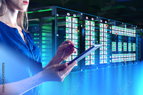 Data center specialist moni...