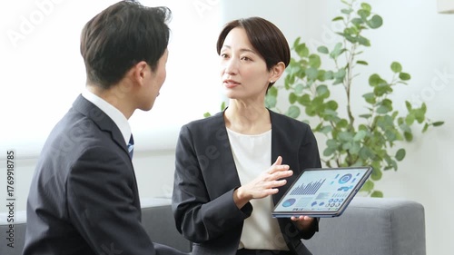 タブレットを使ってミーティングをするビジネスパーソン