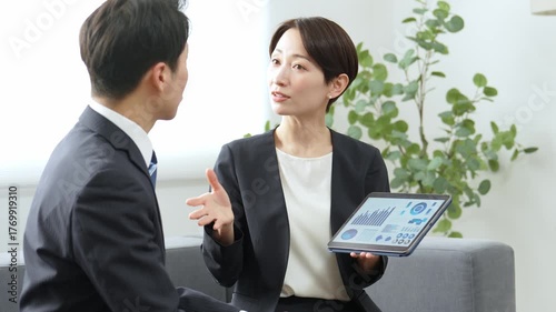 タブレットを使ってミーティングをするビジネスパーソン