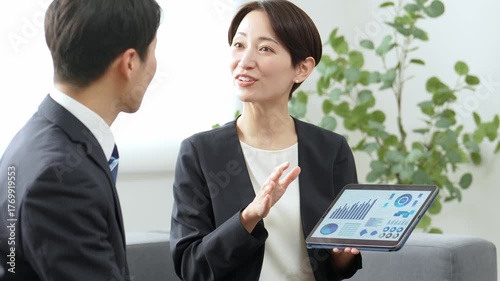 タブレットを使ってミーティングをするビジネスパーソン