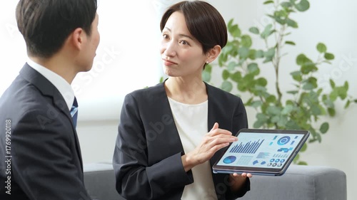 タブレットを使ってミーティングをするビジネスパーソン