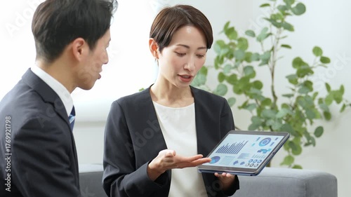 タブレットを使ってミーティングをするビジネスパーソン