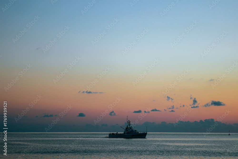 Naklejka premium Ship against the dawn sky