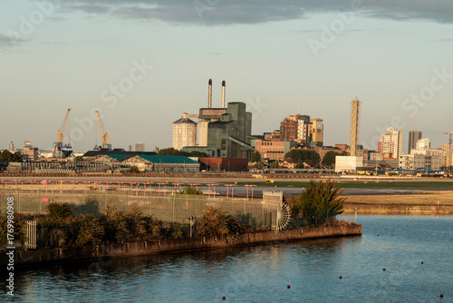 Tableau sur toile London docklands skyline featuring tate & lyle sugars factory