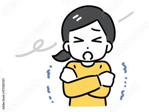 風が寒くて震えている薄着の若い女性