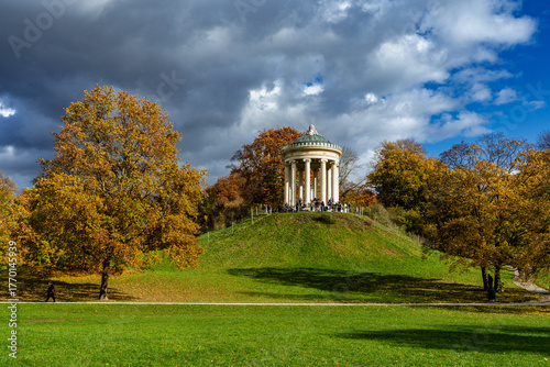 Herbst in München - Monopterus im Englischen Garten