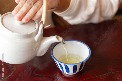 温かいお茶を淹れる人
