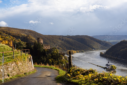 Wallpaper Mural Rheinsteig bei Kaub mit Burg Gutenfels und Pfalzgrafenstein, Oktober 2025 Torontodigital.ca