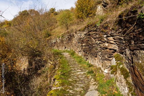 Rheinsteig bei Kaub mit alten Hangmauern (Trockenmauern), Oktober 2025