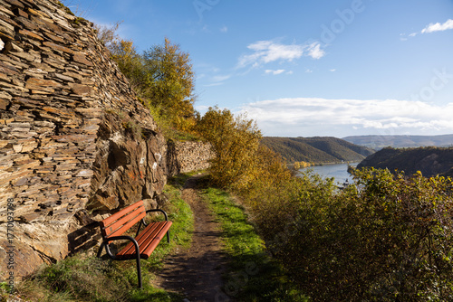 Rheinsteig bei Kaub mit alten Hangmauern (Trockenmauern), Oktober 2025