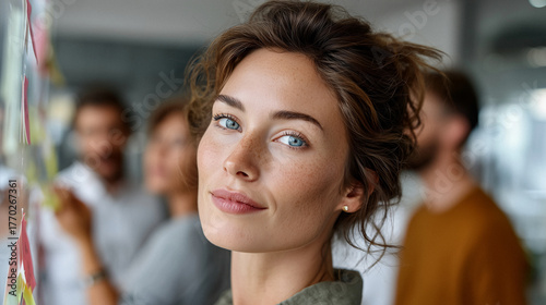 Wallpaper Mural Erfolgreiches Business-Team im modernen Büro bei kreativer Zusammenarbeit Torontodigital.ca