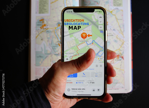 Foto Móvil con app de mapa con navegación GPS, posición y track waypoint con ruta en