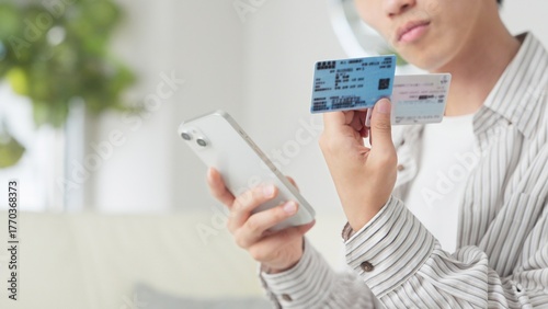 マイナ保険証を設定するアジア人男性