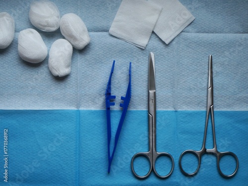 matériel de soins infirmiers : kit de soin de plaie stérile avec compresses, ciseaux médicaux et pince kocher