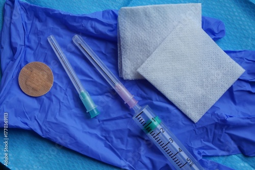 Matériel pour injection : seringue, aiguilles puiseuse et intramusculaire, compresses stériles et pansement, sur gant pour un soin propre en milieu hospitalier, consultation ou à domicile, pour infirm