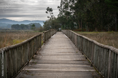 Paseo de Torres deteriorado en Catoira, Galicia