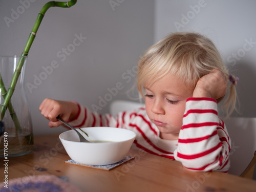 Tableau sur toile Little 4 year old girl refusing to eat soup
