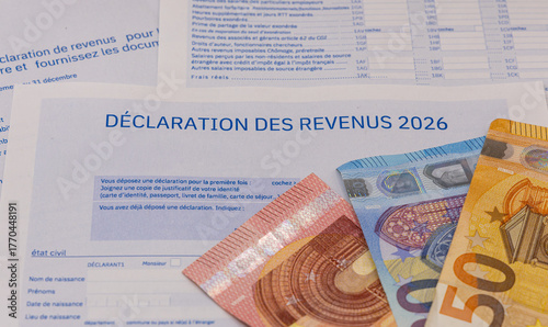 Le formulaire 2042 de déclaration des revenus des impôts pour l’année 2026 en France.