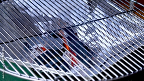 バーベキューでの炭火の火おこし