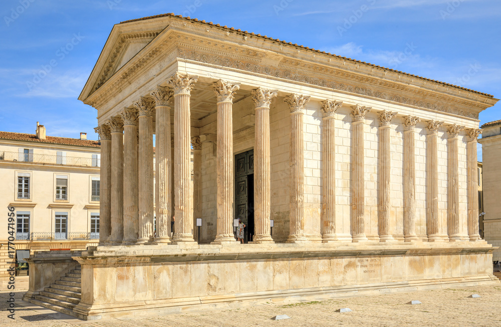 Fototapeta premium La Maison carrée de Nîmes, Gard, Occitanie, France 