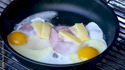 キャンプの朝食にフライパンで焼くハムエッグ