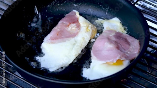 キャンプの朝食にフライパンで焼くハムエッグ