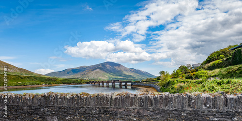 Foto Railway bridge against the backdrop of mountains