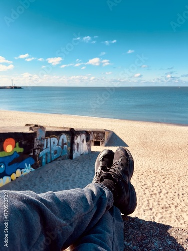 Bunker aus dem Weltkrieg am Strand bei Klaipeda Litauen. Graffiti Sand und ruhige Ostsee. 