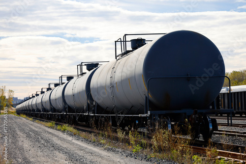 Trains de marchandises avec réservoirs de pétrole à la gare en automne.