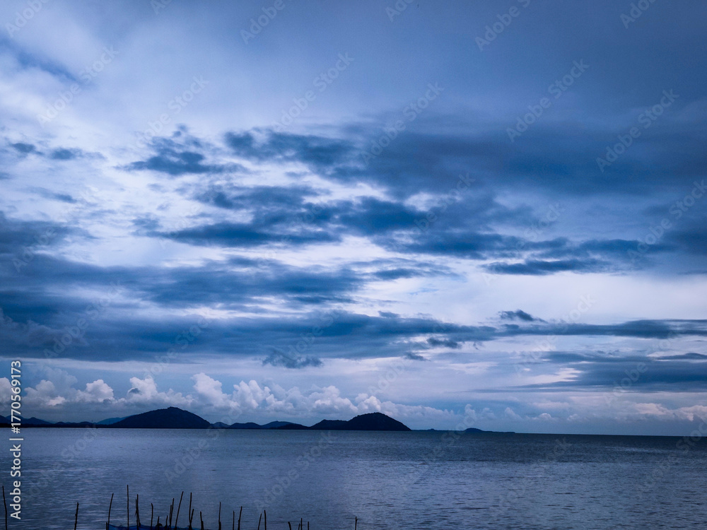 Obraz premium selective focus picture of sea in the stormy weather. surrounded by dark clouds and high waves