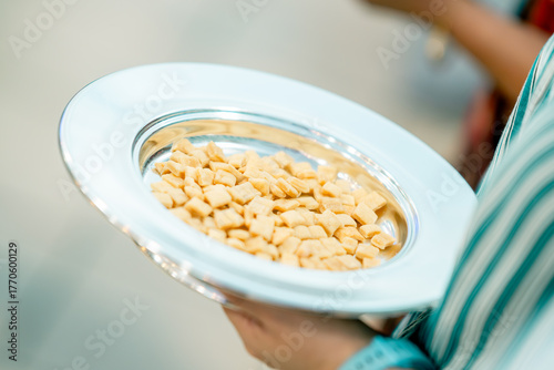 Konstfotografi Sosteniendo entre sus manos el pan de la cena del señor que se repartirá en la i