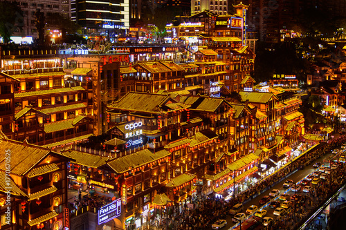 中国の重慶の光輝くとても美しい夜景A stunningly beautiful night view of Chongqing, China, illuminated with lights.
