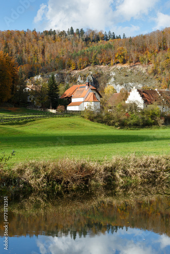 Blick auf St. Georgs-Basilika bei Thiergarten im Oberen Donautal, Landkreis Sigmaringen