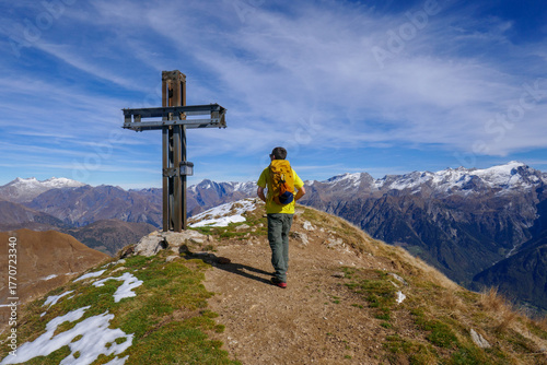 Escursionista raggiunge la vetta del Pizzo Molare, Alpi Svizzere, Canton Ticino