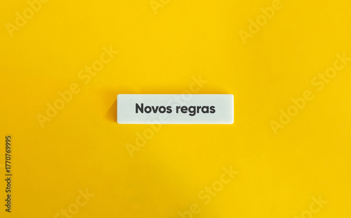 Konstfotografi Novas regras em banner minimalista sobre fundo amarelo