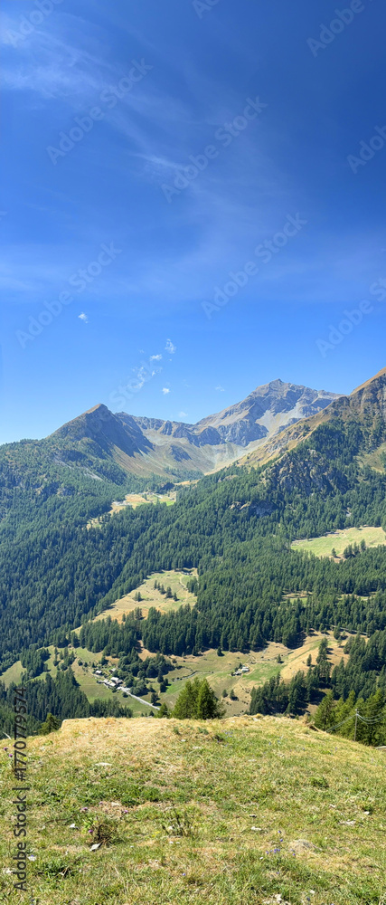 Fototapeta premium montagne alpine in valle d'aosta italia