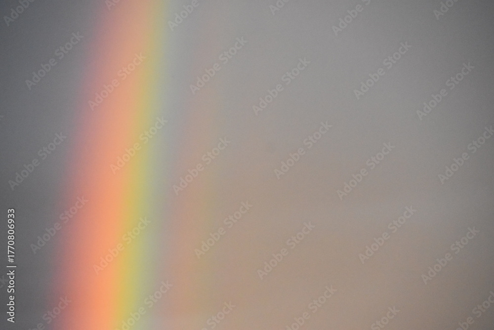Fototapeta premium Couleurs de l'arc-en-ciel apparaissant dans le ciel au crépuscule.