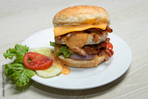 Foto Mozzarella double patty burger creation, generously topped and smothered in a rich, creamy sauce
