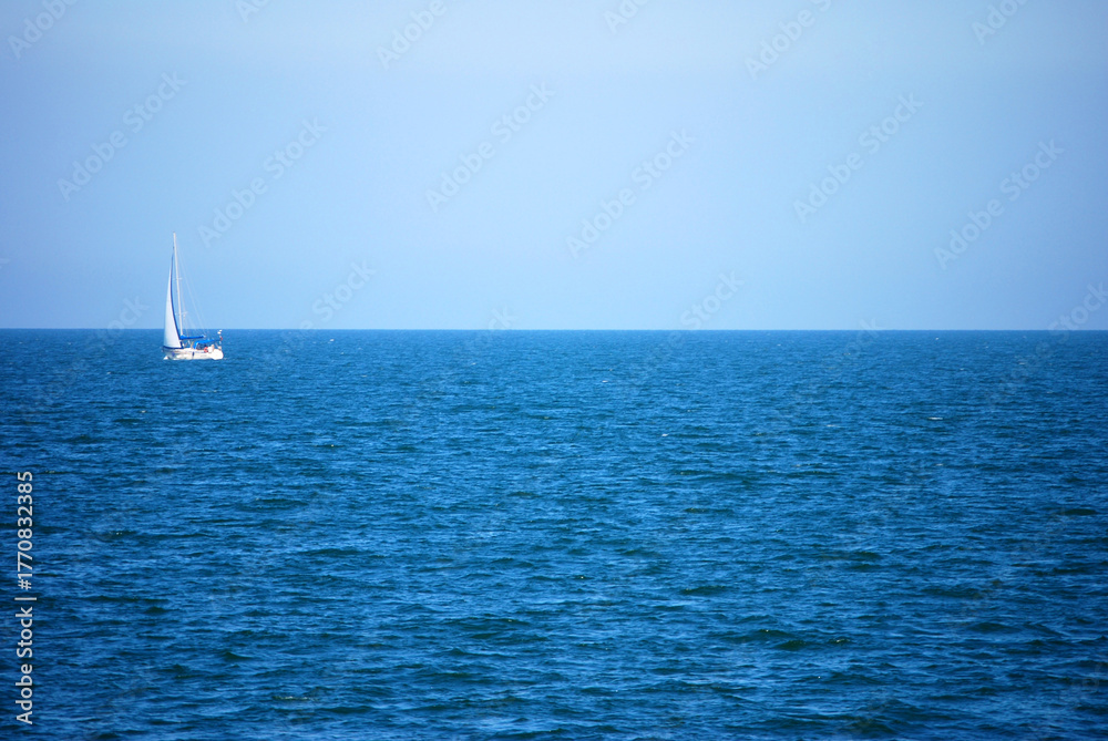 Fototapeta premium Ein einsames Segelboot treibt auf der blauen Adria.