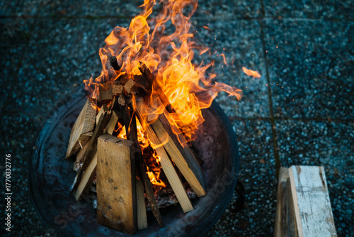 Lagerfeuer in Feuerschale, brennendes Holz