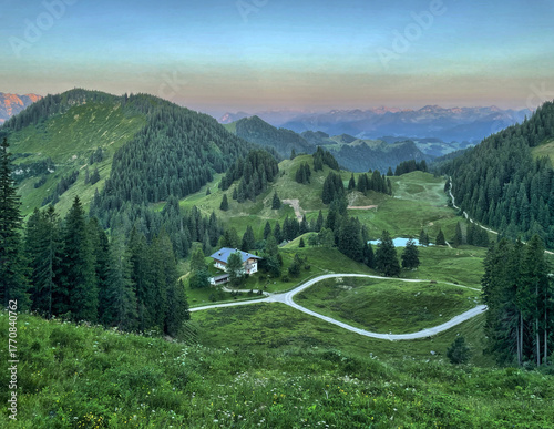 Blick beim Aufstieg auf den Geigelstein am frühen Morgen über die Priener Hütte ins Kaisergebirge, Chiemgau, Alpen, bayern, Tirol, Deutschland, Österreich