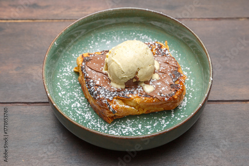 Brioche perdue enrobée de Nutella avec une boule de glace – concept africain
